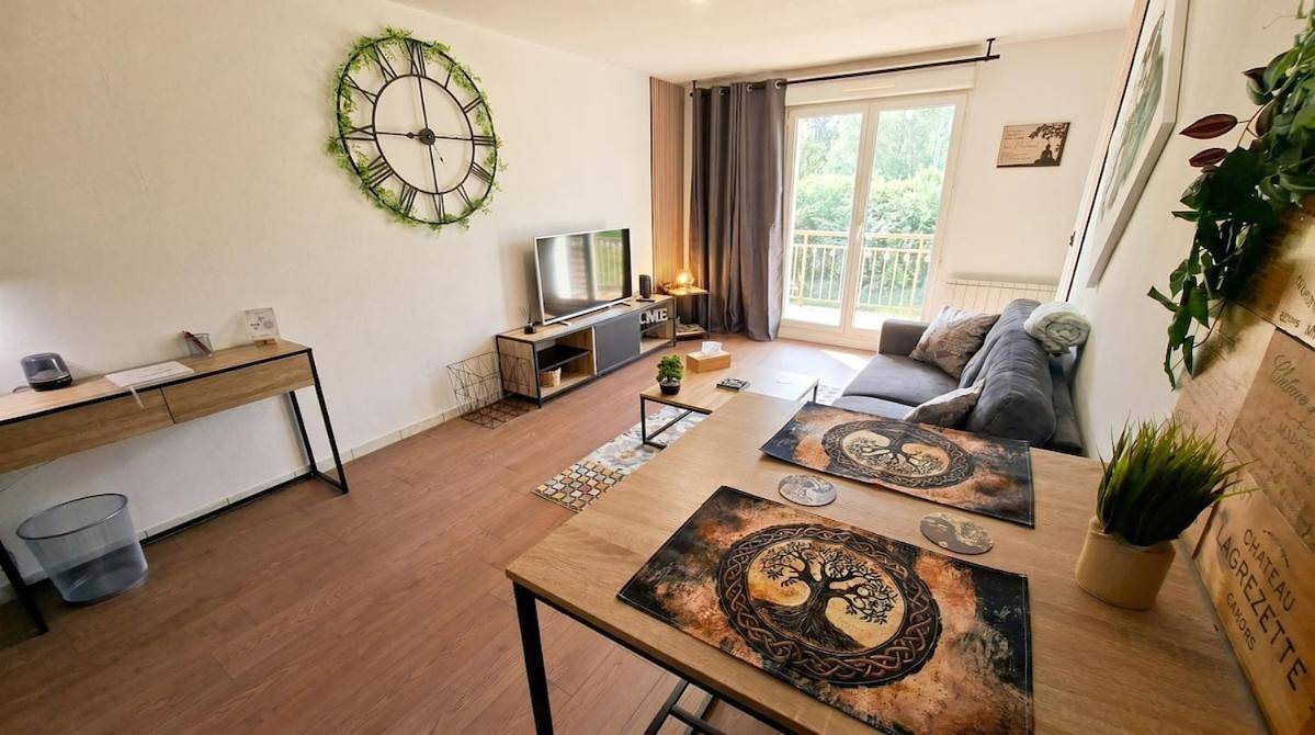 Appartement entier, One-Bedroom Apartment in Petit-Couronne, Région de Rouen