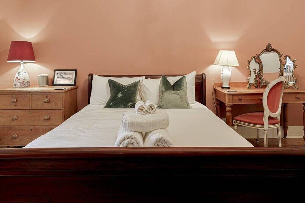 Artisan Hall: 4Bd Stunning Grandeur in Cotswolds in Gloucestershire