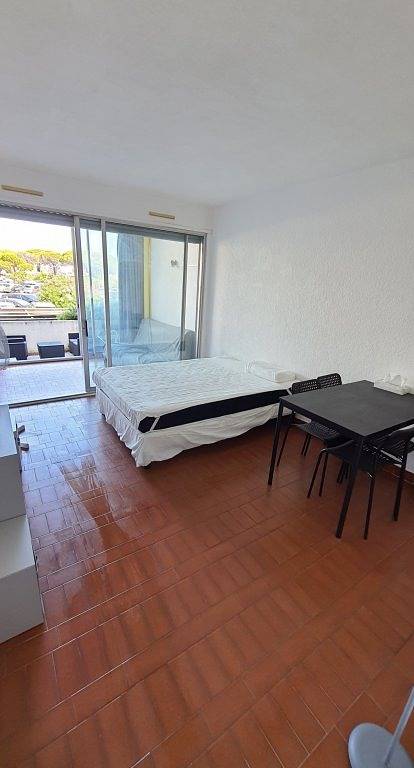 Studio entier, Double studio avec terrasse, Clim, piscine, 300 m plage, parking in Port Camargue, Le Grau-du-Roi