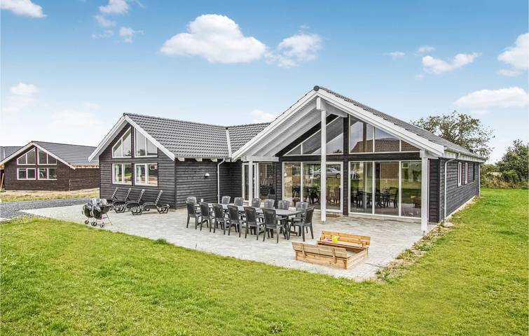 Ferieudlejning for 16 personer, med Jacuzzi og Terrasse såvel som Pool og Sauna i Bogense