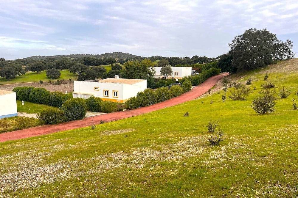 Pouso Du’Vagar is located in Cuba (Baixo Alentejo). The house is a spacious V4. in Cuba, Beja Distrikt