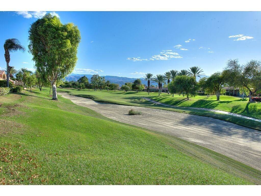 Golfplatz und Blick auf die Berge in Mission Hills in Rancho Mirage, Coachella Valley