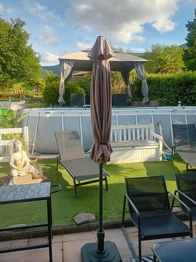 Location de vacances pour 3 personnes, avec piscine et balcon ainsi que vue et jardin à Saint-Amans-Soult