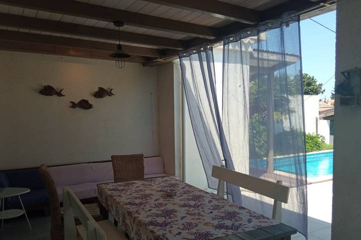 Dom dla 6 osób, z balkon/ taras i basen w Premantura