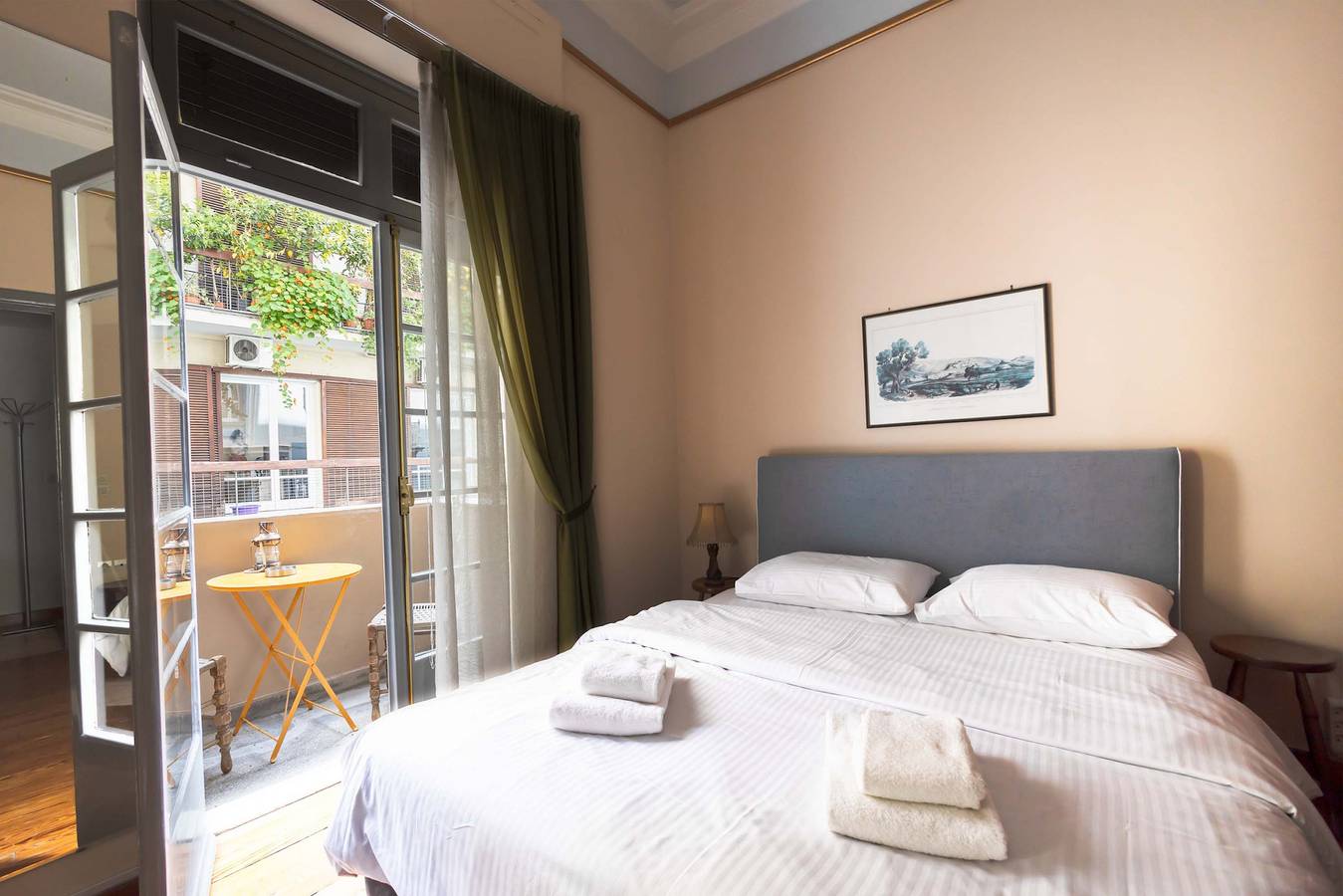 Entire apartment, Ideal 4 bdr Apartment in Plaka for 10! in Central Section of Athens, Athens