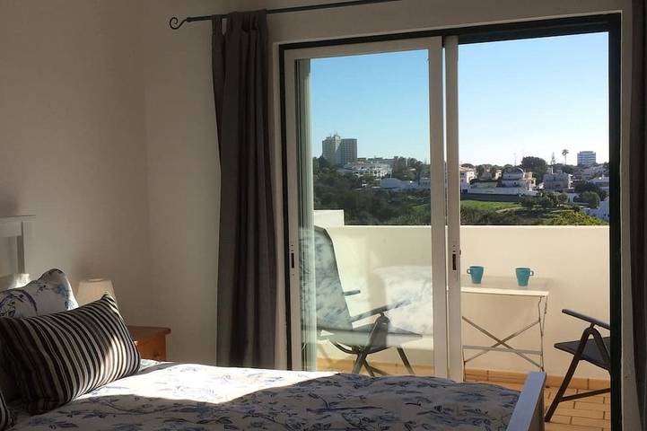 Ganze Wohnung, Schöne 2-Zimmer-Wohnung in Alvor mit Shared Pool in der Nähe von Stadt und Strand in Alvor, Faro Distrikt