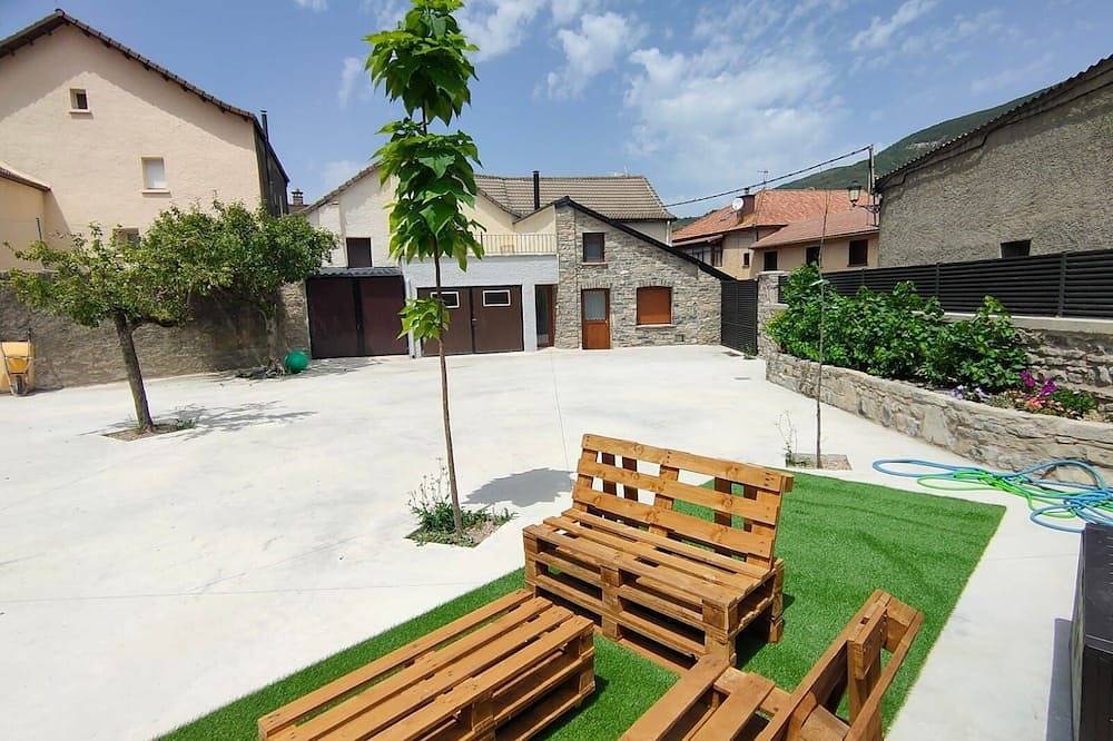 Entire apartment, 2 bedroom apartment near ski Panticosa Formigal Pyrenees Aragon in Sabiñánigo, Spanish Pyrenees