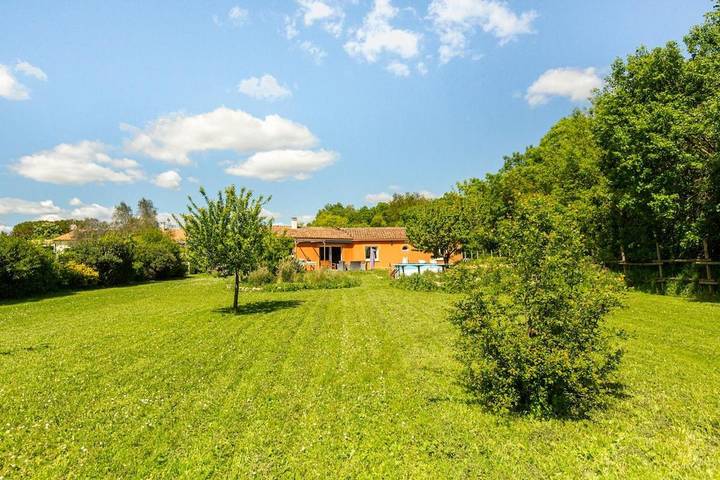 Location de vacances pour 11 personnes, avec Terrasse ainsi que Jardin et Vue à Ferrières (Charente-Maritime) - 2