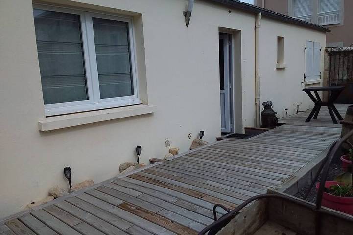 Pretty little house, in a quiet private courtyard 5 minutes from the sea in Luc-sur-Mer, Région de Caen