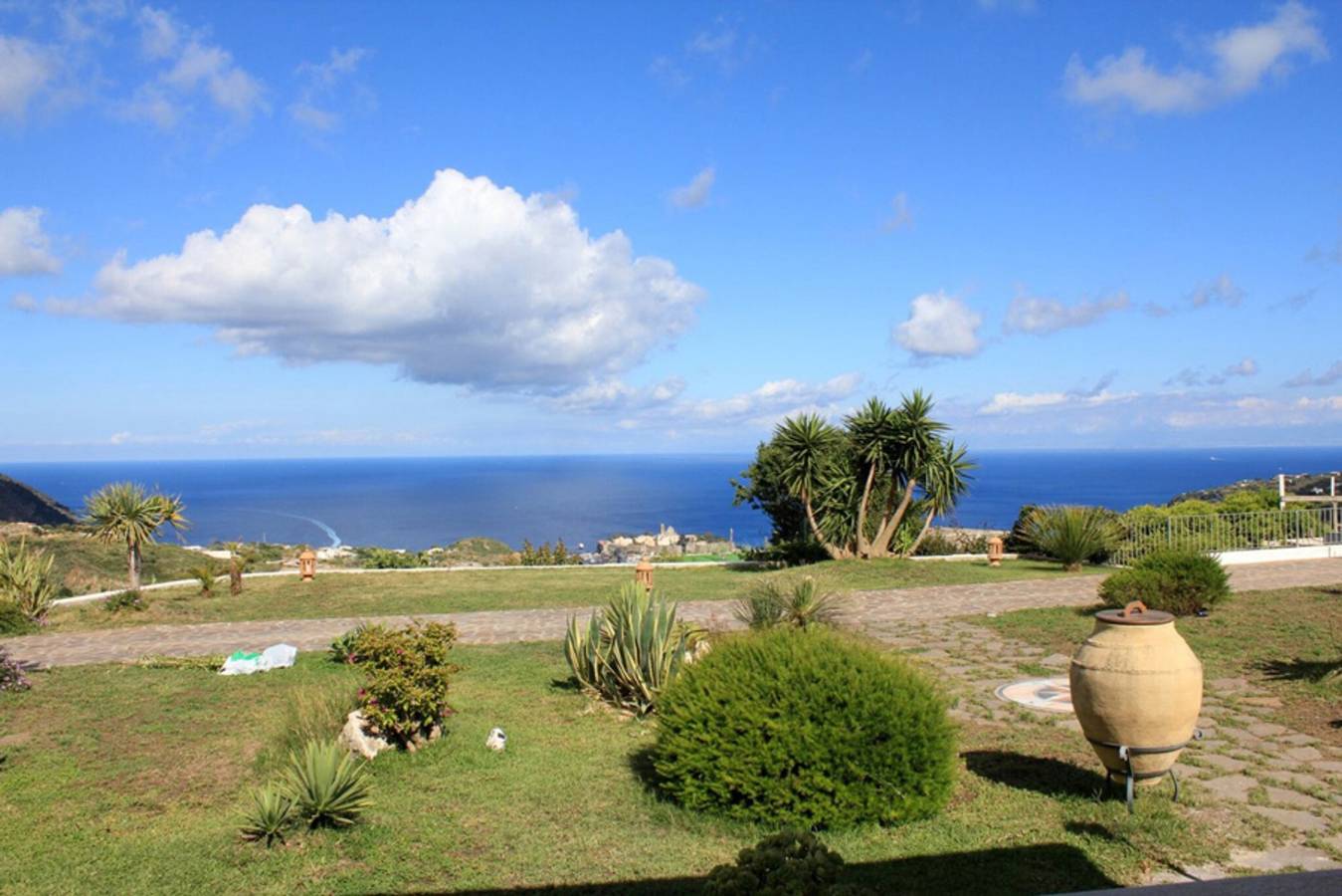 Apartamento entero, Apartamento "Casa Della Poiana" con vistas al mar, terraza privada y Wi-Fi in Lipari