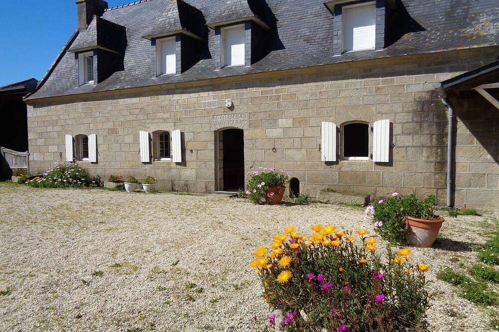 Grande maison de ferme , ancienne . in Plobannalec-Lesconil, Côte de Cornouaille