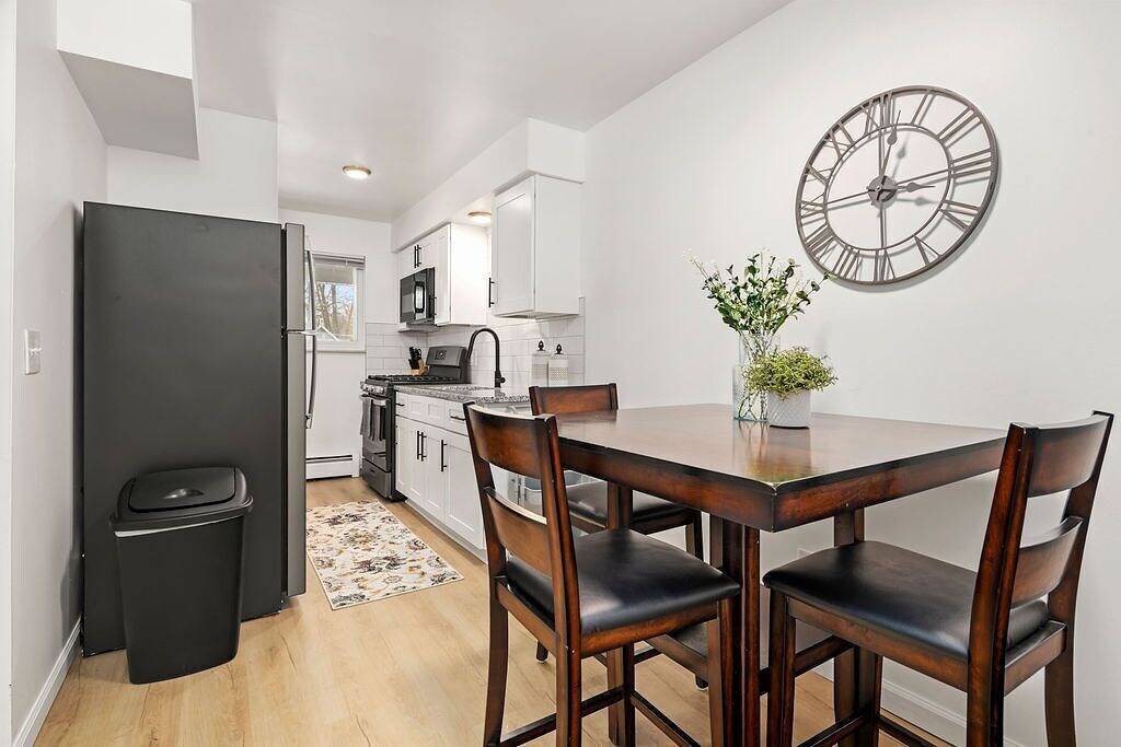 Ganze Wohnung, Cozy & Clean 2nd Floor Apt. - King Bed | Workspace in Mount Clemens, Lake St. Clair