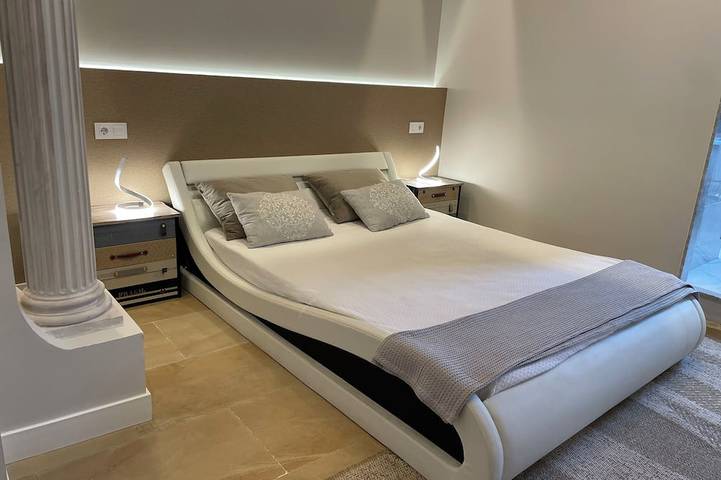 Ebony & Ivory Suite Home. Probably One of a Kind in Spain in Camargo, Kantabrische Küste