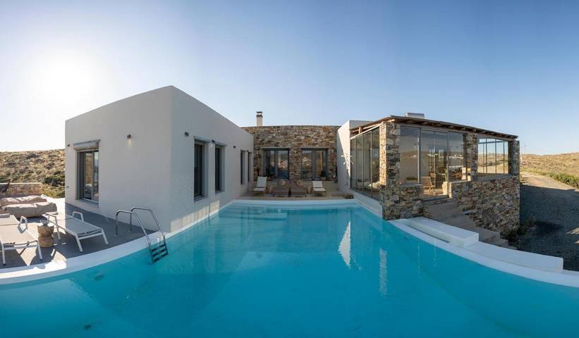 Villa for 12 people, with Balcony and Hot tub as well as Terrace and Garden in Syros