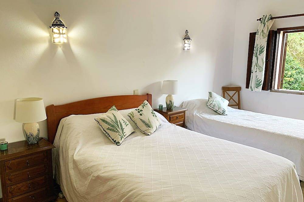 Embrace tranquillity, traditional 2 bed villa & annexe with large private pool. in São Brás de Alportel, Serra do Caldeirão