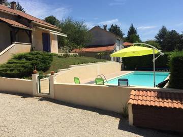 Gîte pour 8 personnes, avec terrasse ainsi que piscine et jardin à Calamane