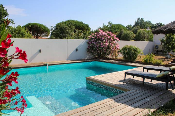Location de vacances pour 10 personnes, avec Jacuzzi et Terrasse ainsi que Jardin et Piscine à Landevieille - 2