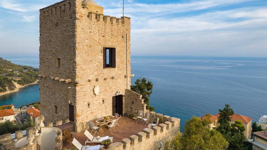 Ferienhaus für 4 Personen, mit Whirlpool und Terrasse sowie Garten und Pool in Ventimiglia