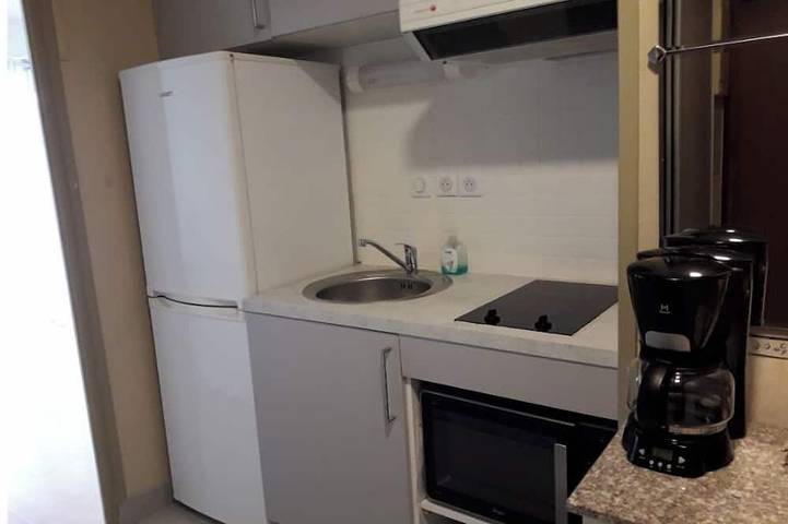 Entire apartment, Quiet studio, balcony with lake view, parking, near the spa, close to the center in Aix-les-Bains, Chambéry region