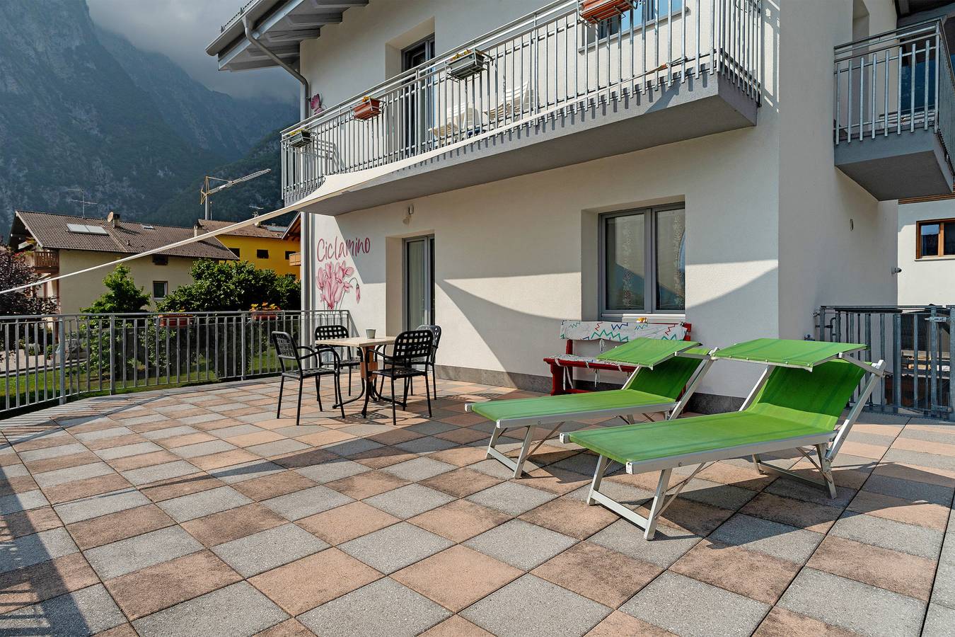Appartamento intero, Appartamento per vacanze Ciclamino Superior Otto. Vista montagne, Wi-Fi e terrazza in Dorsino, Dolomiti di Brenta