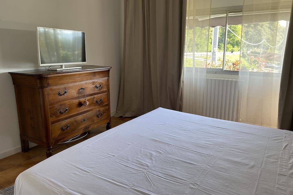 Geheel appartement, La Plage large apartment with private beach in Pettenasco, Gemeente Pettenasco