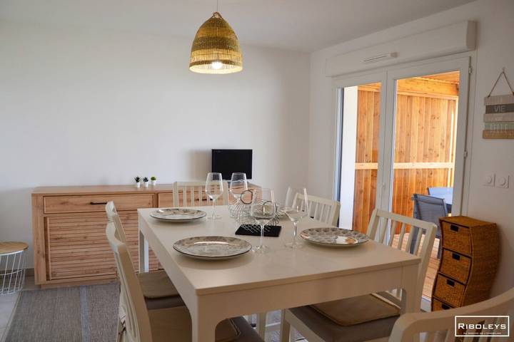 Location de vacances pour 4 personnes, avec jardin et piscine, adapté aux familles dans Plage de la Farinette - 2