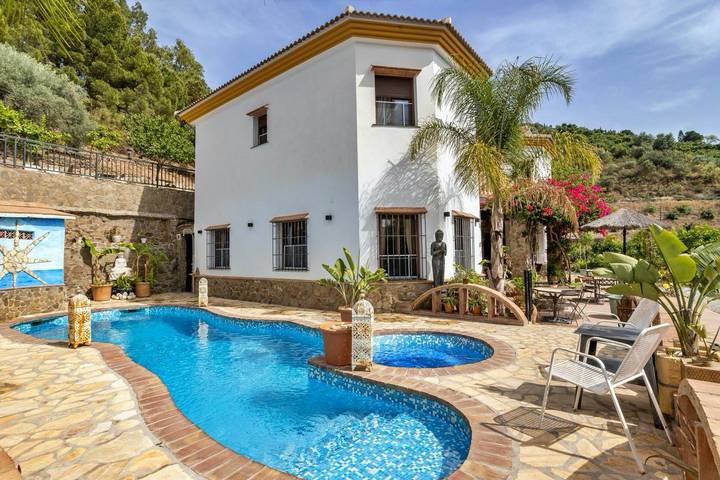 Chalet para 20 personas, con piscina además de jardín y jacuzzi, Se admiten mascotas en Axarquía