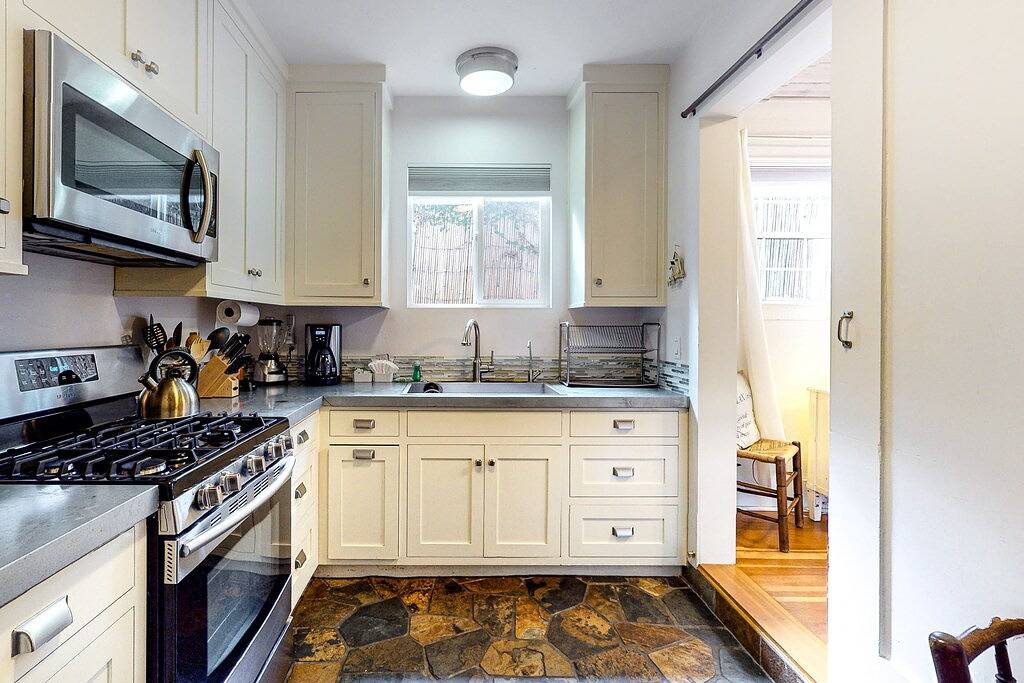 Coastal cottage with private patio - 2 minute walk to beach in Santa Barbara, Santa Barbara County