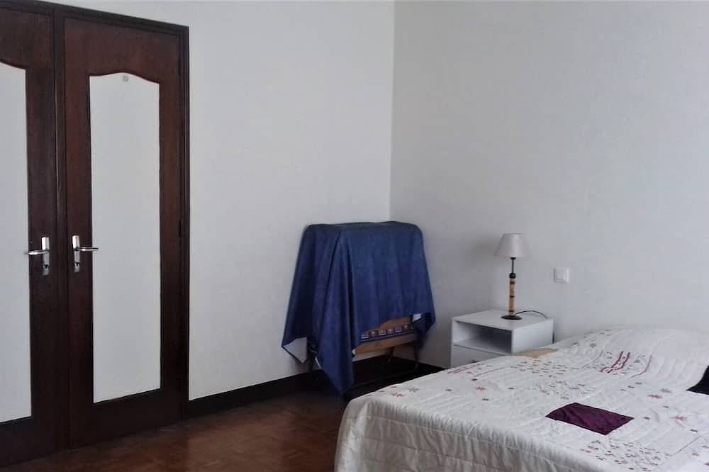 Apartamento entero, Amplio apartamento cerca del centro, piscina y centro de ocio. in Condom, Gers