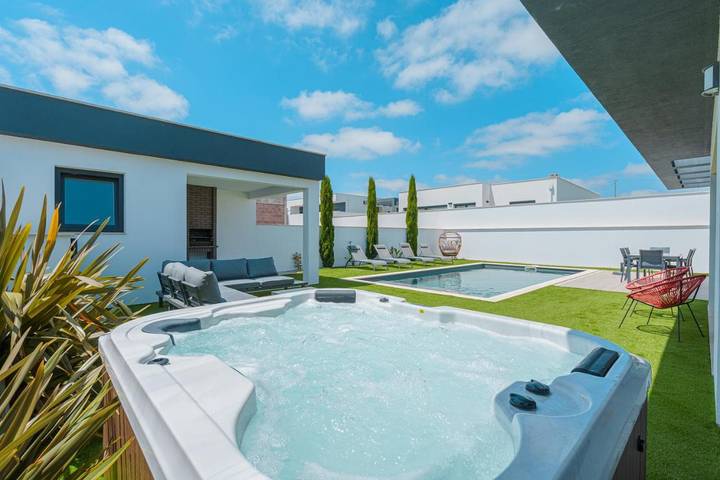 Villa für 6 Personen, mit Whirlpool und Terrasse sowie Garten und Pool