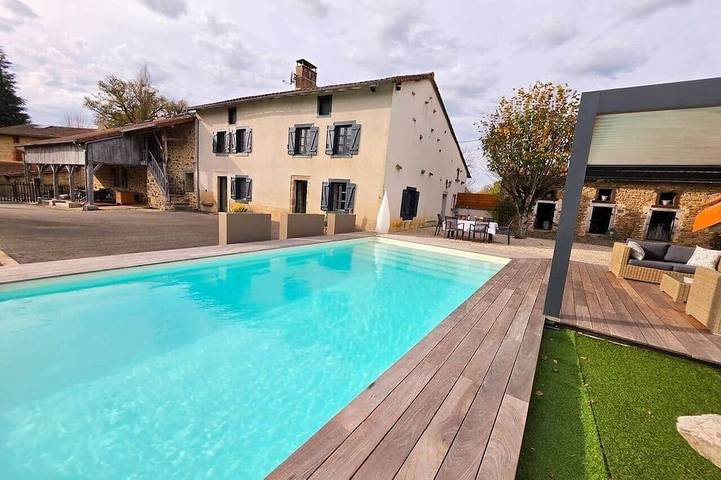 Location de vacances pour 20 personnes, avec Terrasse et Jardin à Peyrilhac