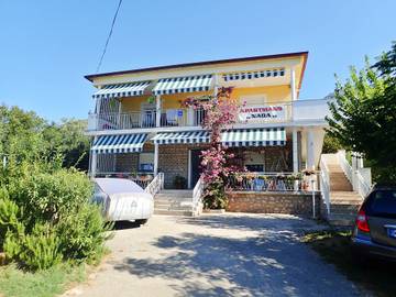 Ferienwohnung für 3 Personen, mit Terrasse und Balkon/Terrasse, mit Haustier in Starigrad