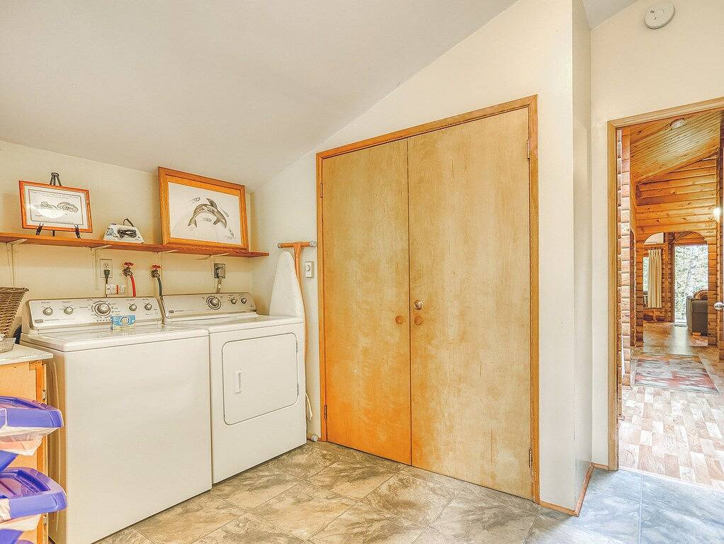 Moondance Cabin - Secluded Creekside Log Cabin, Fireplace, Hot Tub in Welches, Mount Hood