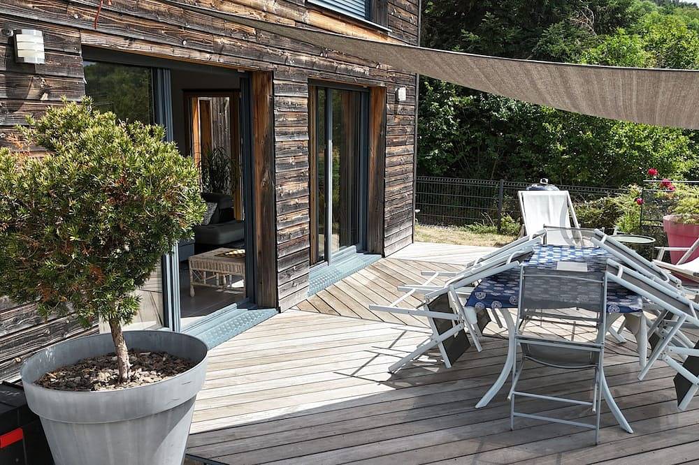 Bright wooden house with a view of the lake and volcanoes in Aydat, Regionaler Naturpark Volcans d'Auvergne