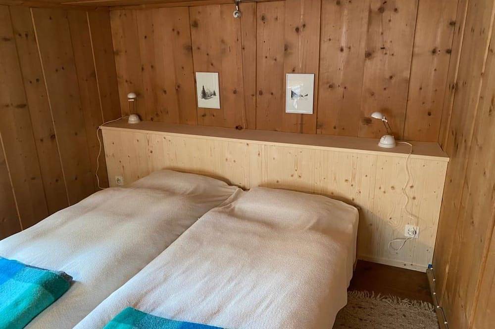 Ganze Wohnung, Ferienwohnungen Jörihus A&B, (Medels). in Rheinwald, Hinterrhein