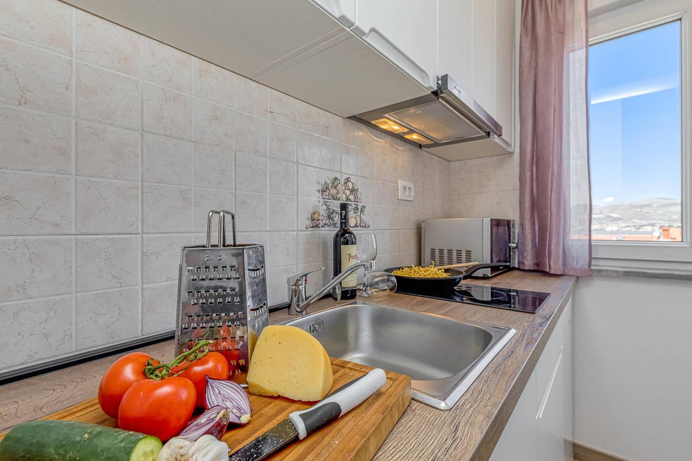 Ganze Wohnung, Apartment Karlo 220m from the beach in Okrug Gornji, Ciovo