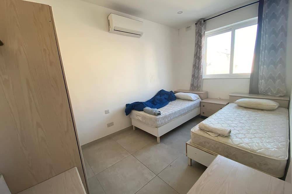 Entire apartment, Spacious 3 Double bedroom Penthouse closed to Paceville and St. George Beach in Swieqi, Malta Island