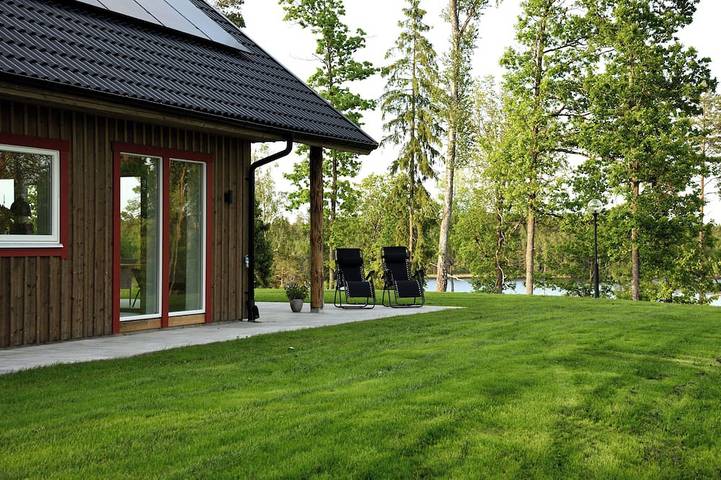 Neu erbautes modernes Haus direkt am See mit eigenem Steg und Boot in Näshult, Jönköpings län