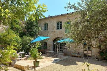 Gîte pour 9 personnes, avec jardin et jacuzzi à Souvignargues