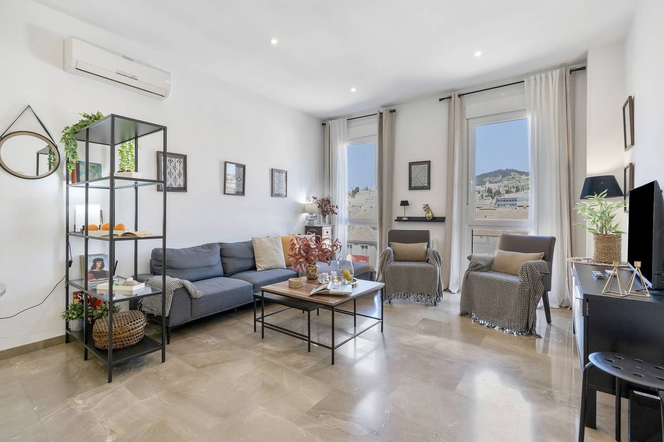 Apartamento entero, Ático Centro con Vistas a la Alhambra, Balcón, Wi-Fi y Aire Acondicionado in Realejo-San Matías, Granada