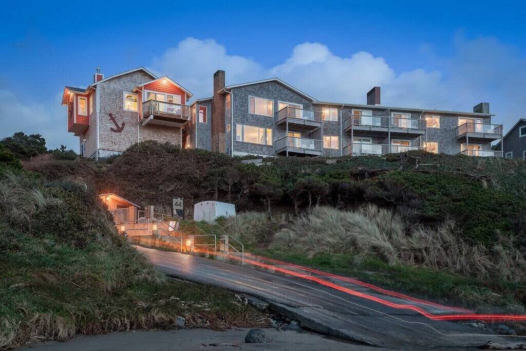 Ganze Wohnung, Das Steuerhaus - 2 Schlafzimmer Balkon am Meer, Kamin, voll ausgestattete Küche, Wifi in Oceanlake, Lincoln City