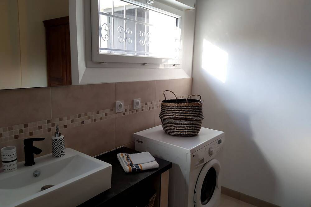 Appartement entier, Un havre de paix en pleine nature. Une chambre, climatisation, piscine ... in Collorgues, Région de Nîmes