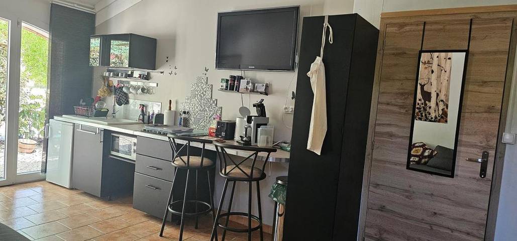 Gîte pour 4 personnes, avec jardin ainsi que terrasse et piscine à La Bastidonne - 2