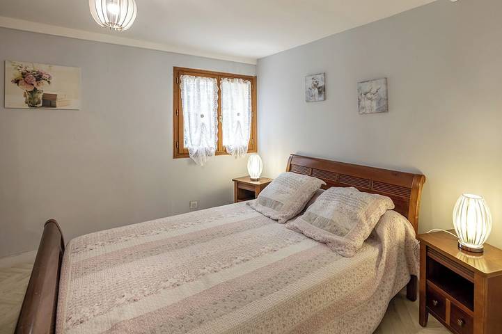 Location de vacances pour 12 personnes, avec piscine ainsi que terrasse et jardin à Saint-Geyrac - 4