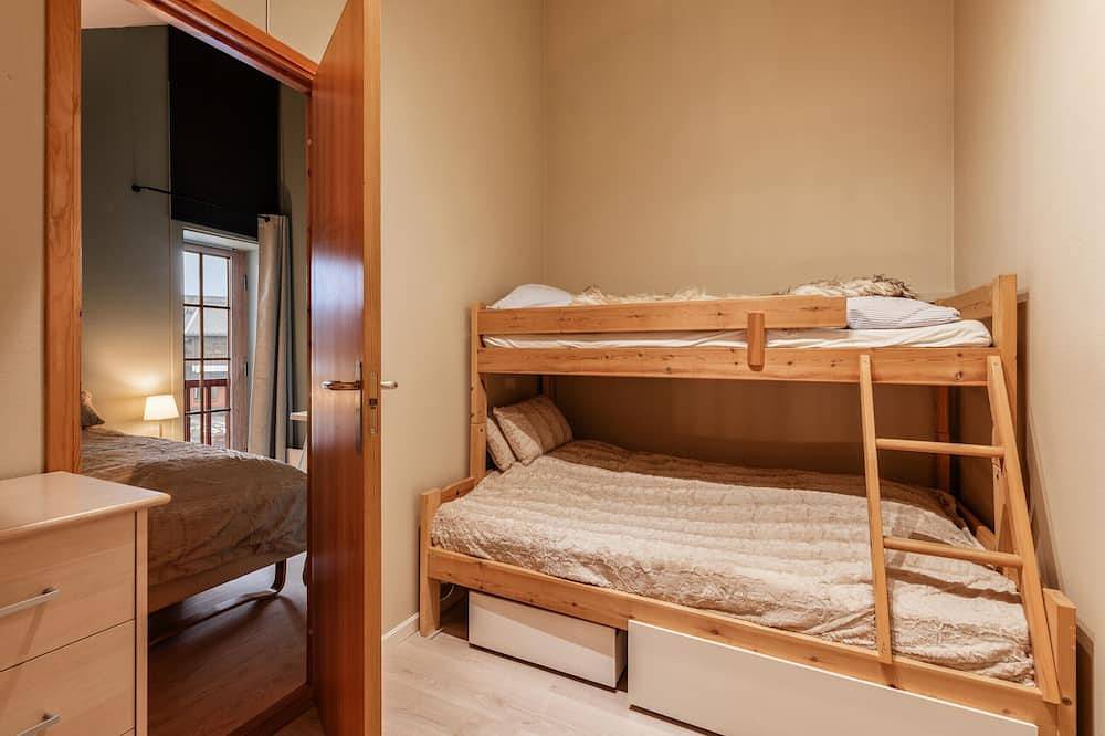 Ganze Wohnung, Alpine Apartment with Parking and Balcony in Hol