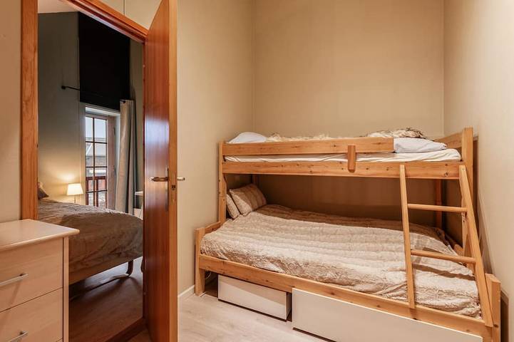 Ganze Wohnung, Alpine Apartment with Parking and Balcony in Hol