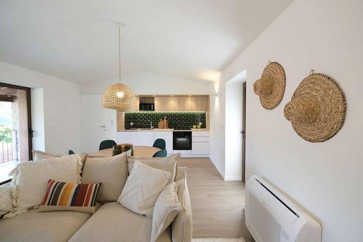 Location de vacances pour 8 personnes, avec piscine et bassin pour enfant ainsi que vue et jardin à Cabril