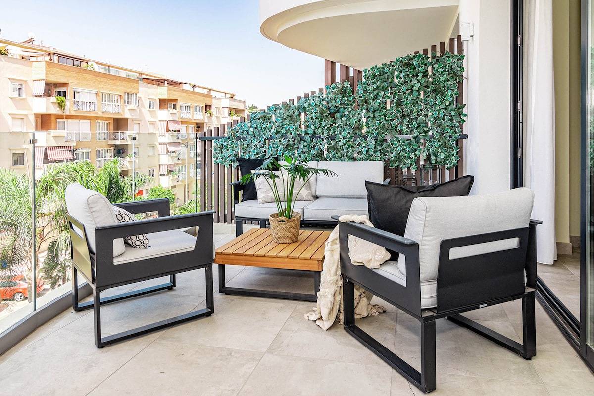 Entire apartment, Inf3.3K- Stunning city apartment close to beaches in Estepona Old Town, Estepona