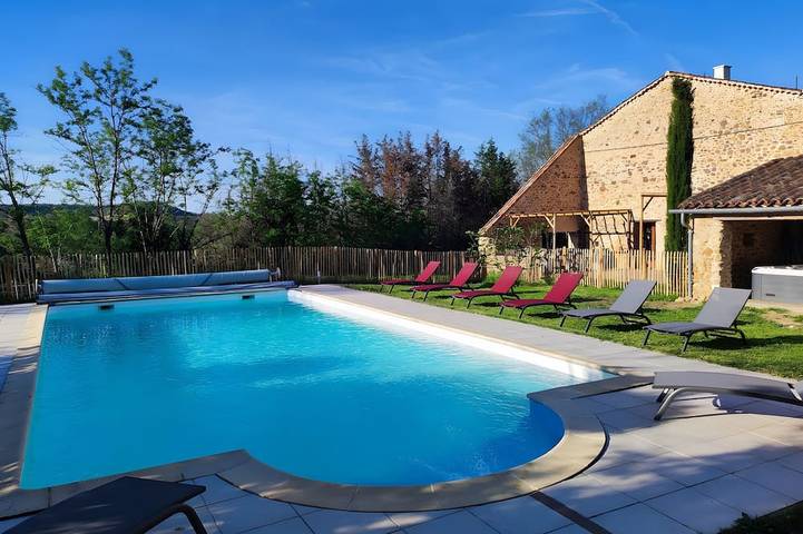 Location de vacances pour 14 personnes, avec Jacuzzi et Jardin à Saint-Genest-de-Contest