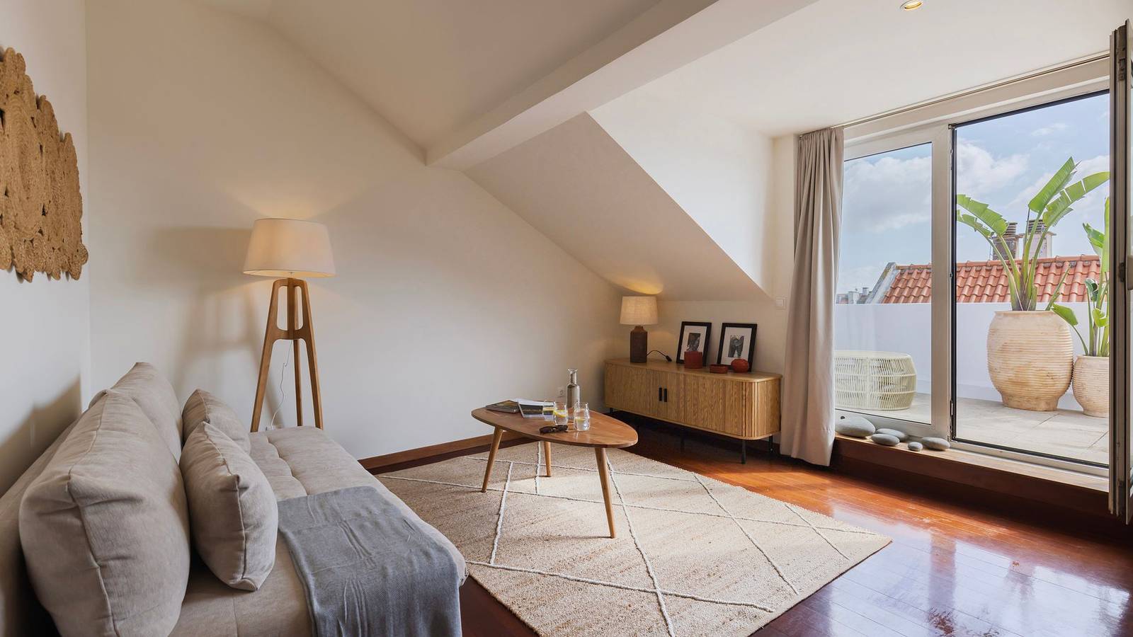Apartamento inteiro, Authentic Lisbon Living with a View by Lovelystay in Encarnação, Lisboa